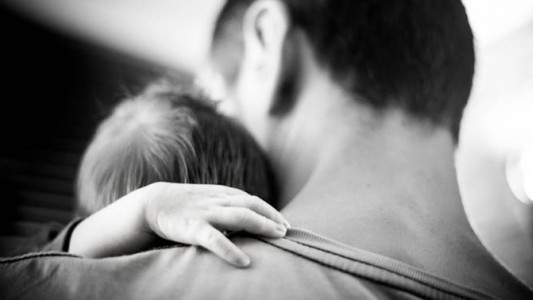 Pareja de hombres que alquiló un vientre en Estados Unidos logró anotar a sus mellizos