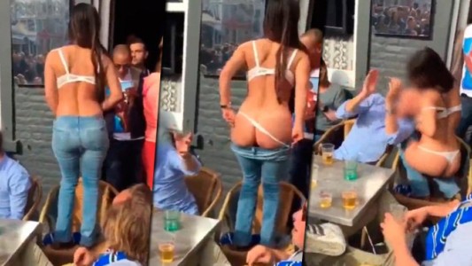 Una mujer se desnudó en la plaza para festejar el campeonato de su club