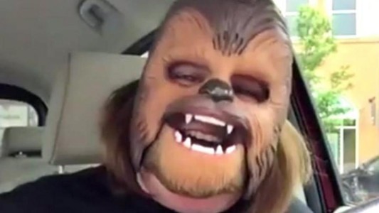 La mujer con máscara de Chewbacca que rompió el récord de Facebook Live