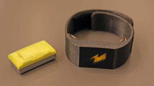 Una pulsera aplica descargas eléctricas al comprador que excede su límite con la tarjeta