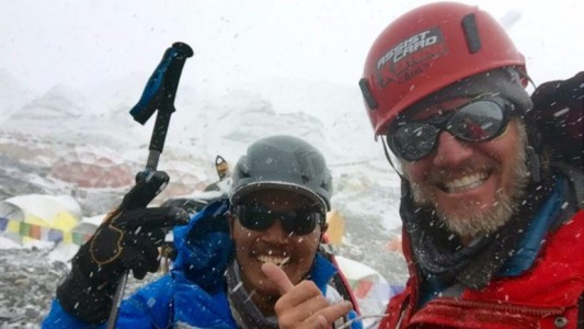 Facundo Arana hizo cumbre en el Everest junto a otros montañistas argentinos