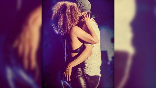 Video: A Enrique Iglesias se le fue la mano con una cantante en el escenario