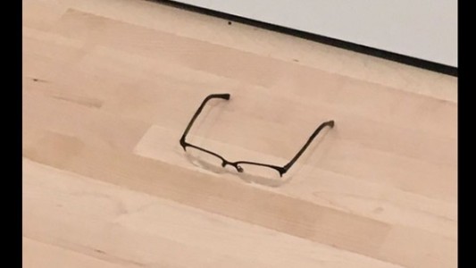#EsViral Dejó un par de anteojos en el piso de una galería de arte y ésto es lo que sucedió