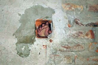 Detuvieron a un narco que vendía drogas a través de un agujero en una pared