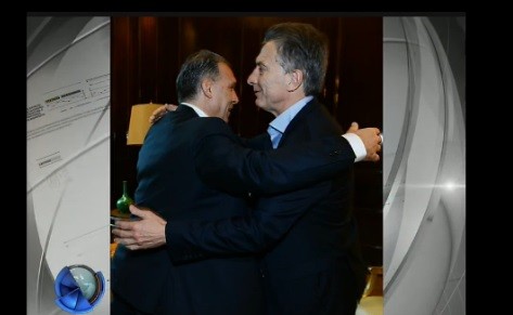 El abrazo de Macri y Martino