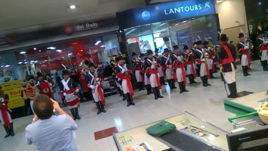 Video: Granaderos tocaron en un supermercado el tema central de "Games of Thrones"