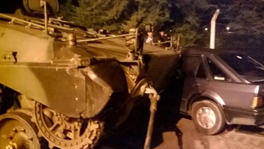 Un tanque de guerra chocó un auto en los festejos del dia del Ejército