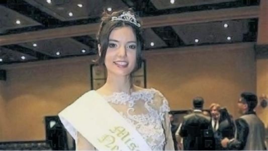 Le quitaron la corona a una reina de belleza por ser madre