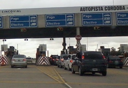 Concesionaria de autopista debe indemnizar a automovilista que pinchó ruedas por un bache