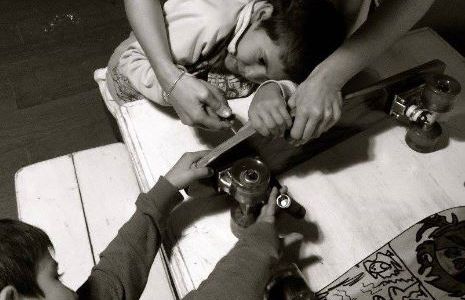 Jóvenes de alta vulnerabilidad social construyen sus propias patinetas