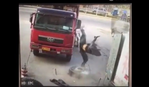 Video: arreglaba la rueda de un camión, explotó y salió volando