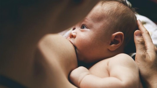 Detienen a una mujer porque le estaba dando de mamar a su bebé mientras manejaba