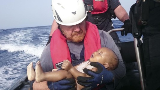 Crisis de los refugiados: la imagen de otro bebé ahogado que conmueve al mundo
