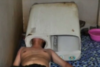 Video: el hombre al que le queda la cabeza atrapada