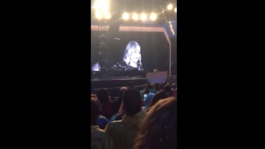 Adele frena un show para pedirle a una fan que deje de grabarla: "Esto no es un DVD"