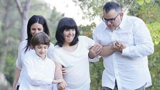 Se hizo médico a los 43 años para ayudar a su hija con una rara enfermedad