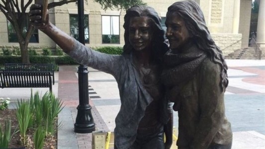 Polémica por una estatua dedicada a las selfies