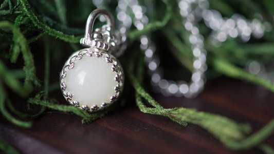 Tesoro: Una artesana realiza joyas con la leche materna de sus clientas