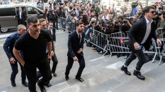 "Vete a jugar a Panamá", le gritaron a Messi al ingresar a declarar por fraude al fisco