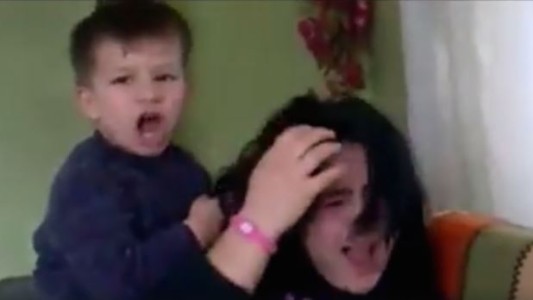 #EsViral El niño que golpea a su madre y los demás se ríen