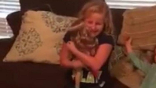 Video Facebook: la reacción de la nena que le falta una pierna y le regalaron una muñeca con una prótesis igual