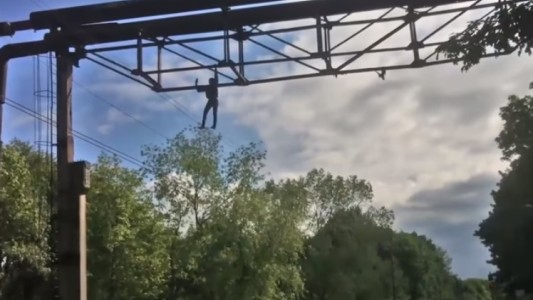 #VideoViral: Se tomó una "selfie" colgando en el aire y casi pierde la vida