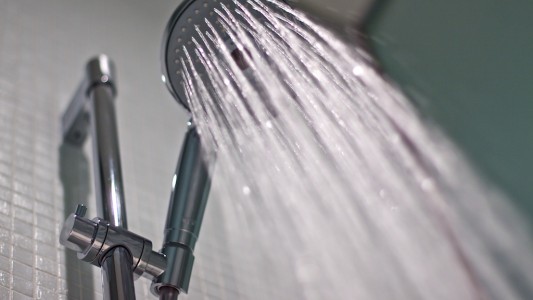 Desarrollan un dispositivo para calentar el agua de la ducha usando orina