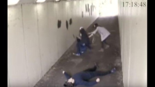 Video: el joven que noqueó a dos hombres que molestaron a su novia