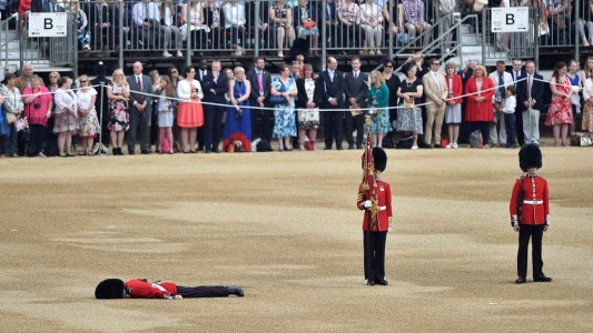 Foto viral: el soldado que se desplomó en pleno desfile por el cumpleaños de la Reina