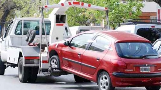Macabro: una grúa se llevó un auto mal estacionado y descubrió adentro un cadáver