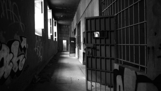 Un preso hirió el rostro de un guardiacárcel con un alambre en un penal riojano