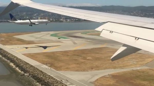 Video impactante: los dos aviones que aterrizan al mismo tiempo y en paralelo