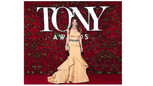 Video: Thalía se puso su mega vestido en el auto rumbo a los premios Tony