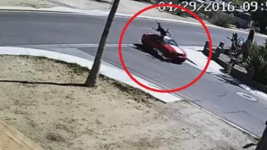 Confesó que tenía sida, se fue en bici y su novia lo atropelló con el auto