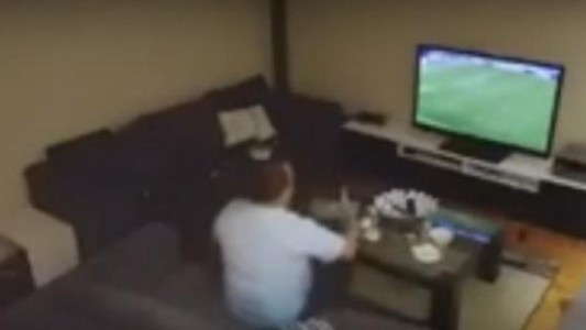 Video: le hicieron una broma a un hincha turco y rompió todo