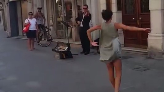 El improvisado baile de una adolescente palestina que sorprendió a todos