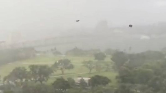 Video impactante: temporal y "lluvia de muebles" en Miami
