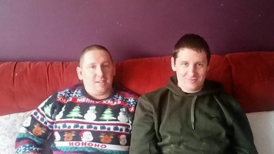 Denuncia que vive un "infierno" por culpa de su gemelo condenado por pedófilo