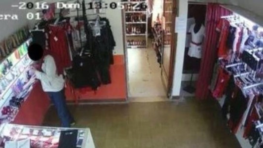 Volvió al sex shop a pagar el consolador que había robado para que no lo escracharan