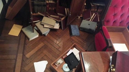 Entraron a la casa del ministro de Gobierno bonaerense, revolvieron todo con guantes y se fueron sin robar nada