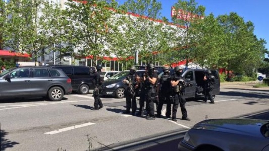Un hombre armado se atrinchera en un cine en Alemania