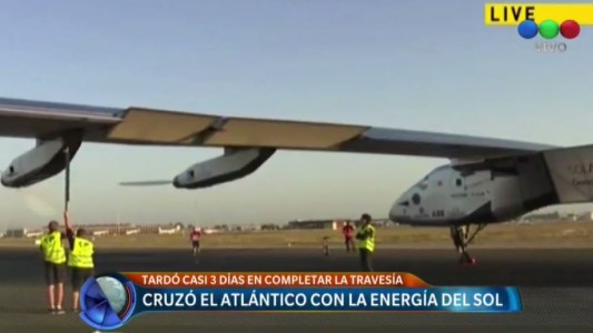 El avión solar Impulse aterriza en Sevilla después de cruzar el Atlántico