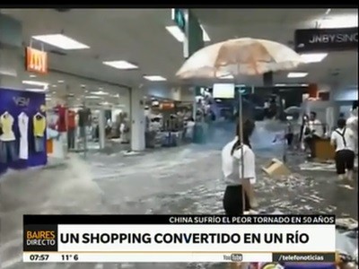 Un río caudaloso dentro de un Shopping