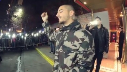A Maluma le cancelaron el concierto en el Luna Park, pero igual cantó en la calle