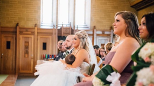 #EsViral: la novia que le dio de amamantar a su bebé mientras se casaba