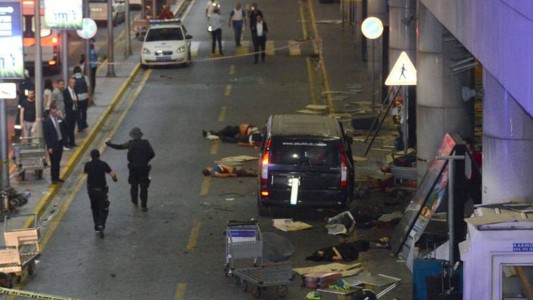 Explosiones y disparos en el principal aeropuerto de Estambul