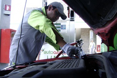 Restringen la venta de GNC en estaciones de servicio de 18 a 23 horas