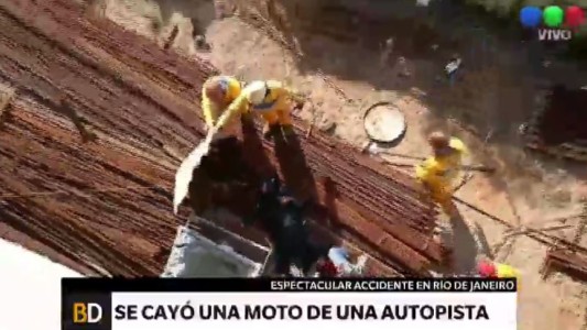 Chocó con su moto y cayó de la autopista