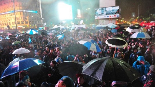 Banderazo por Messi bajo la lluvia en el Obelisco