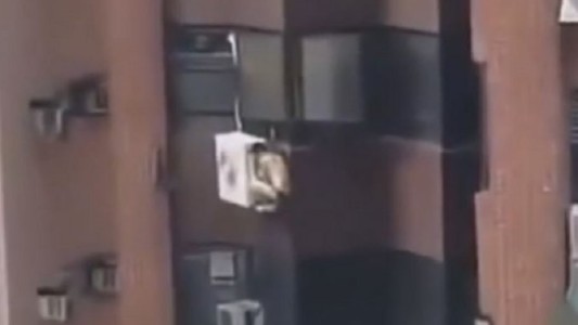 Estaba con una mujer casada, entró el esposo y terminó colgado de un aire acondicionado